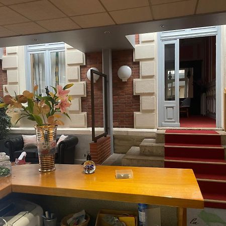 Hotel La Poularde Gien Exterior foto