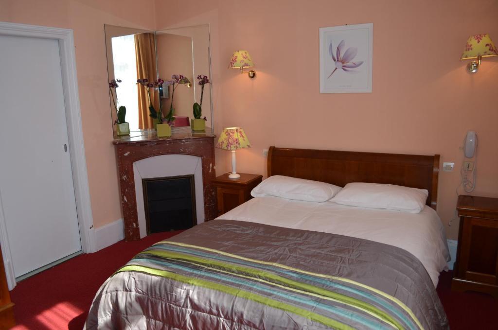 Hotel La Poularde Gien Habitación foto