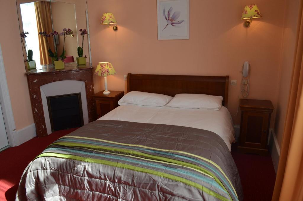 Hotel La Poularde Gien Habitación foto
