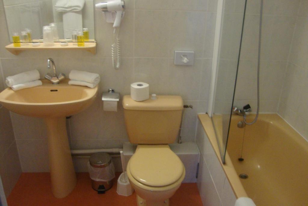 Hotel La Poularde Gien Habitación foto