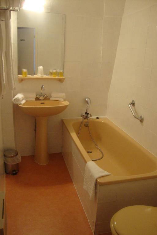 Hotel La Poularde Gien Habitación foto